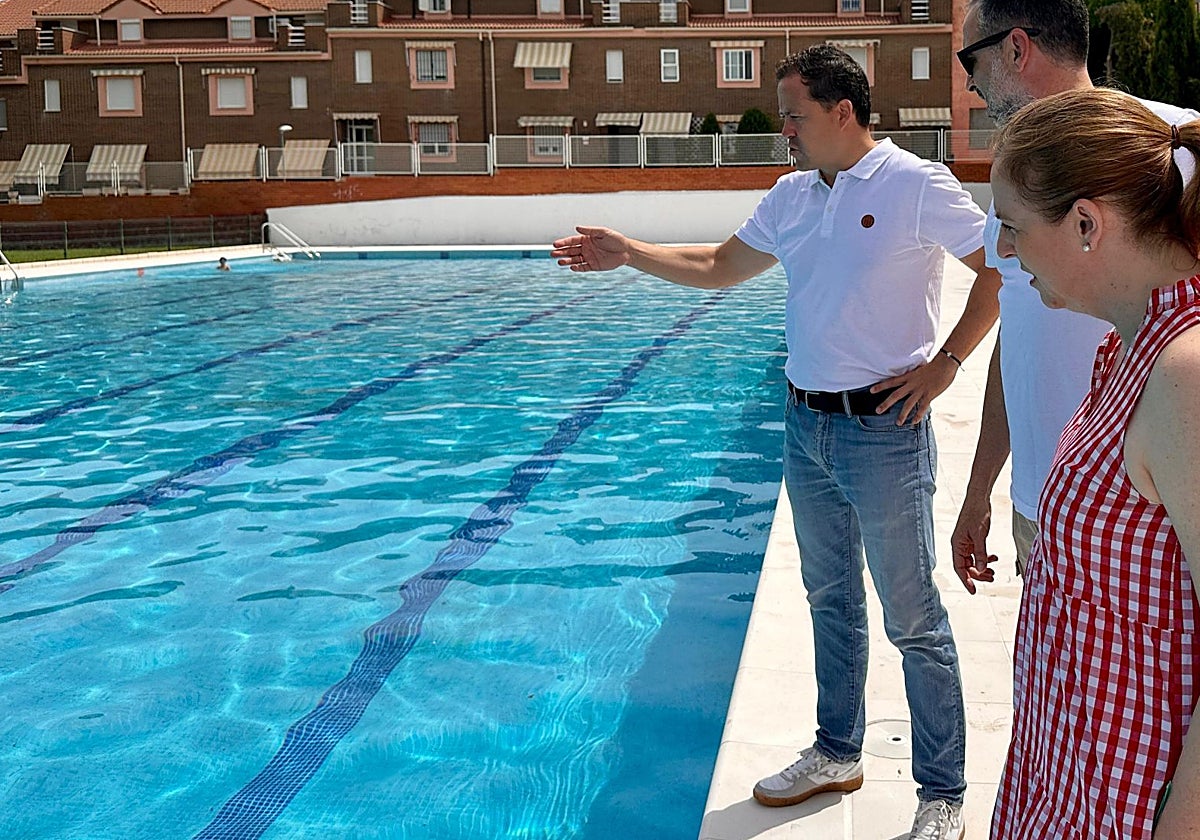 El alcalde durante su visita a la piscina del Polígono
