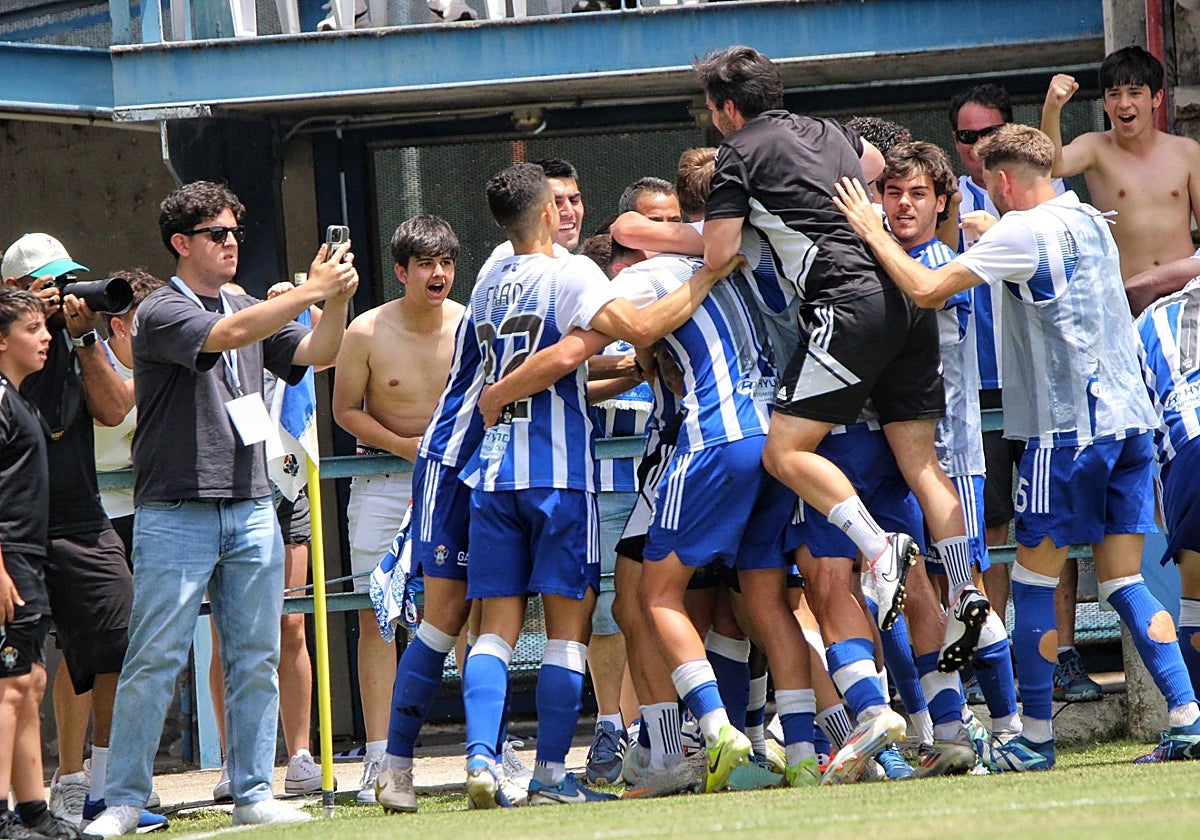 2-0: El CF Talavera consuma su ascenso a Primera RFEF con un partido para enmarcar