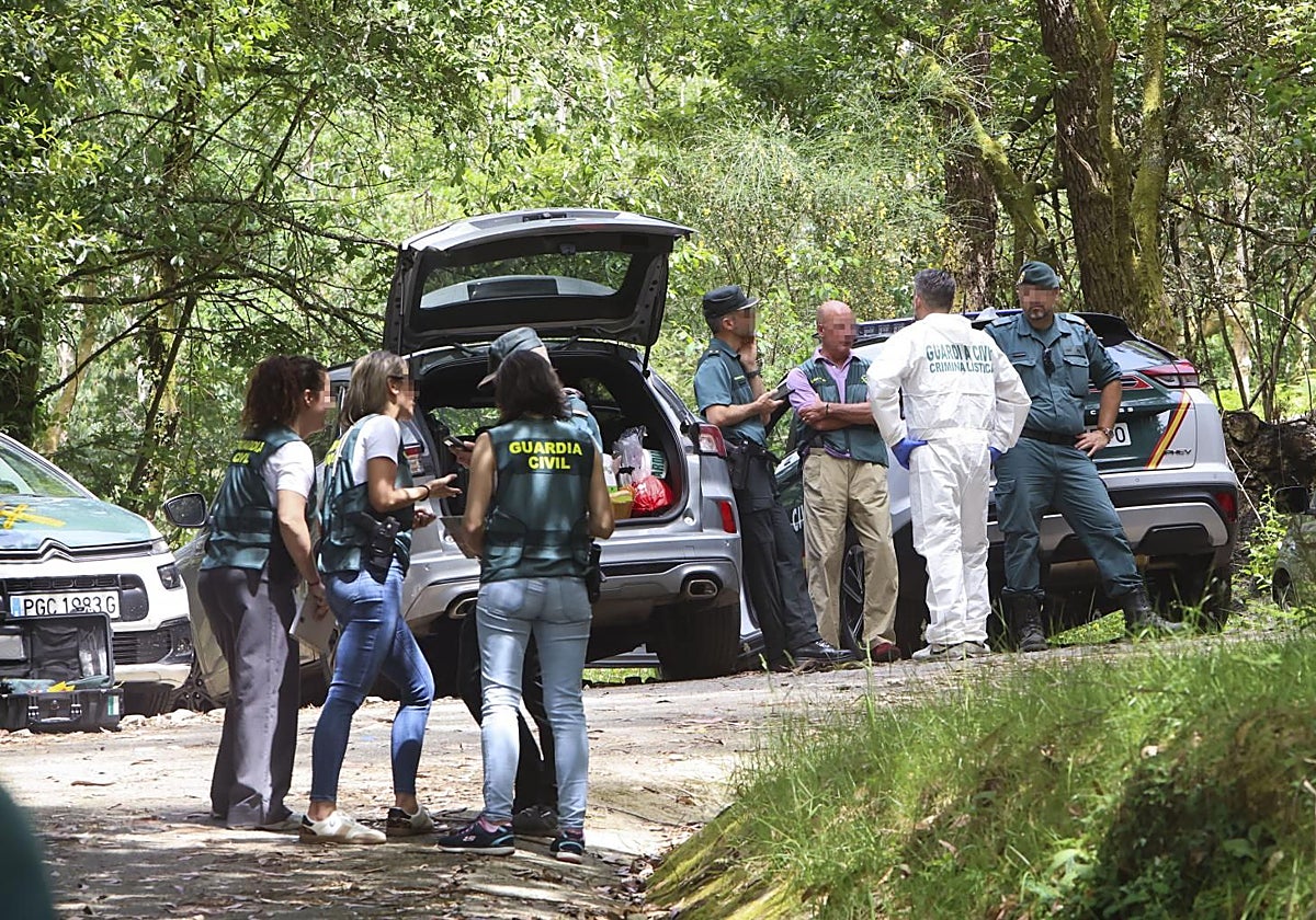 La Guardia Civil trabajando en el lugar donde se hallaron los cuerpos