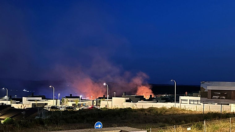 Las llamas se encontraban a escasos metros de las viviendas