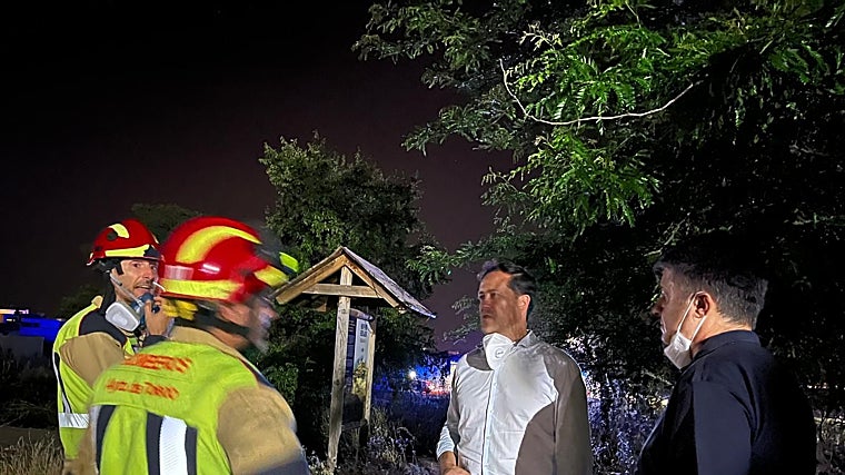 El alcalde de Toledo, Carlos Velázquez, se acercó a la 'zona cero' para conocer de primera mano la evolución del incendio.