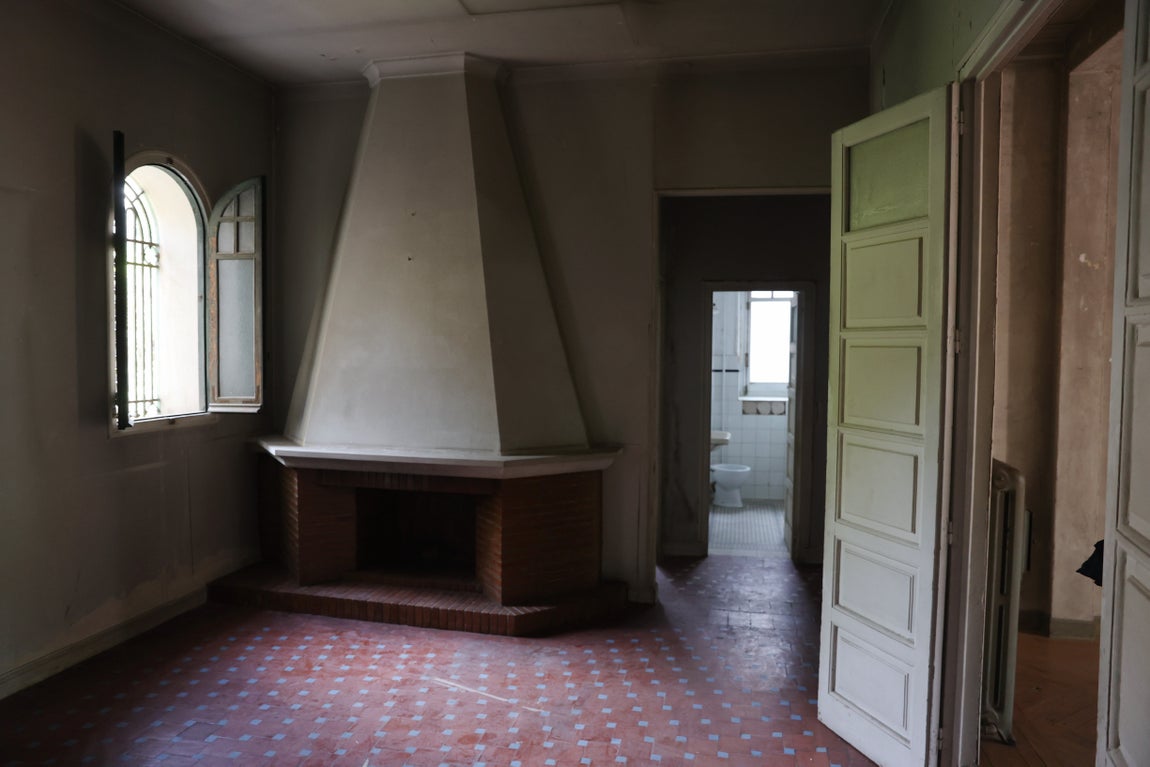 Chimenea de la casa y, al fondo, uno de los baños.
