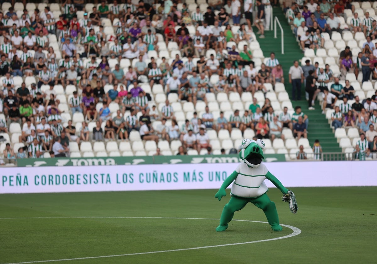 Koki junto a los aficionados en El Arcángel en el partido con el Albacete