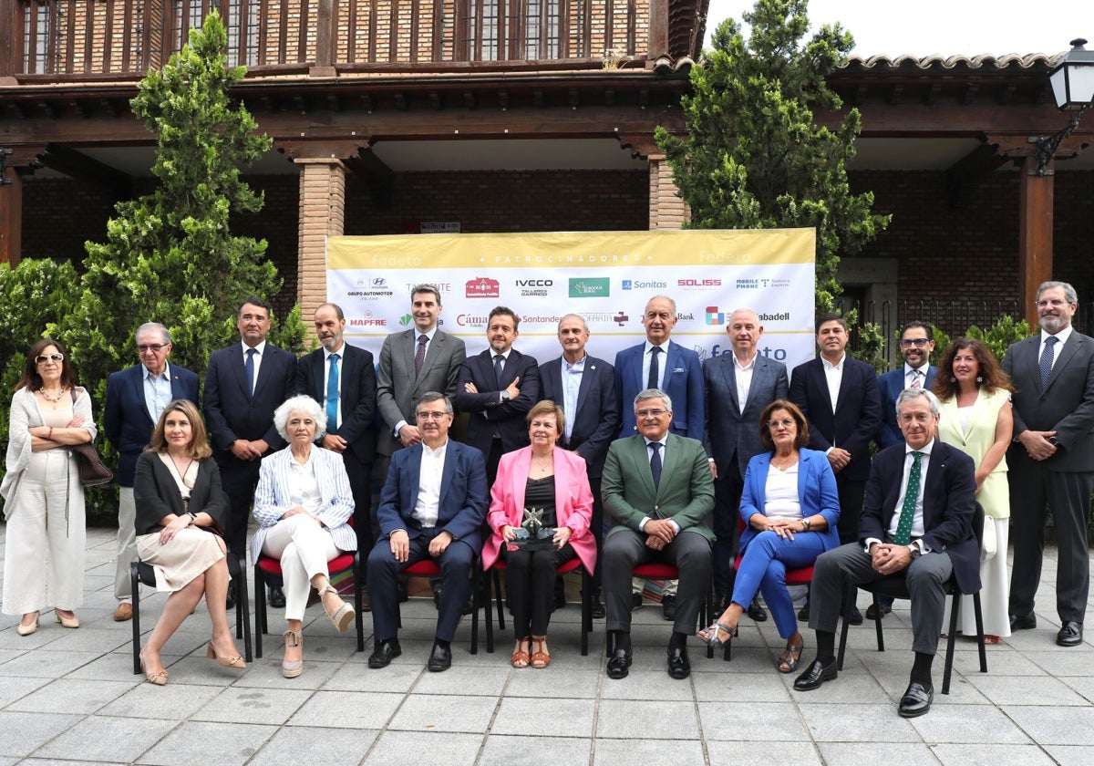 Los patrocinadores y el jurado de los premios Fedeto junto a los responsables de la federación empresarial