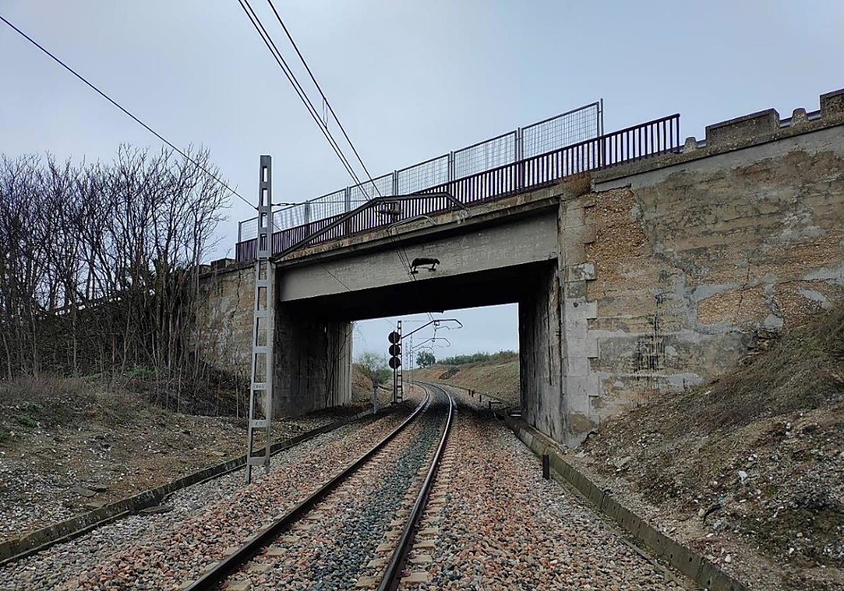 Uno de los pasos superiores de la línea entre Bobadilla y Ciudad Real que serán arreglados