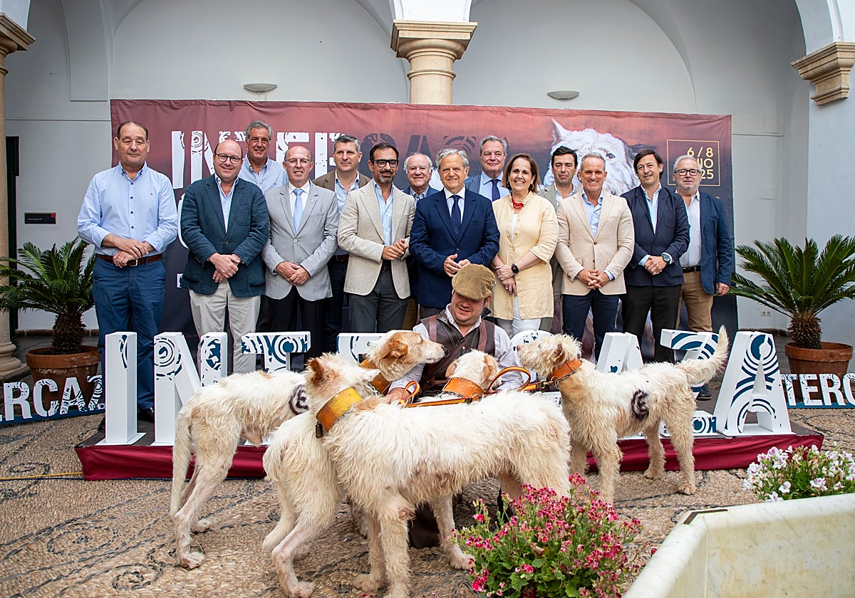 El presidente de la Diputación, en el centro, en la presentación del evento