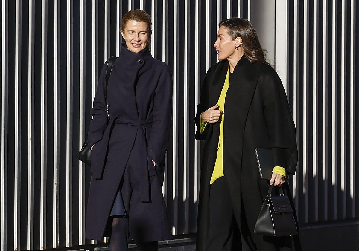 La secretaria de la Reina Letizia, María Dolores Ocaña, con la Reina Letizia en una imagen de archivo.