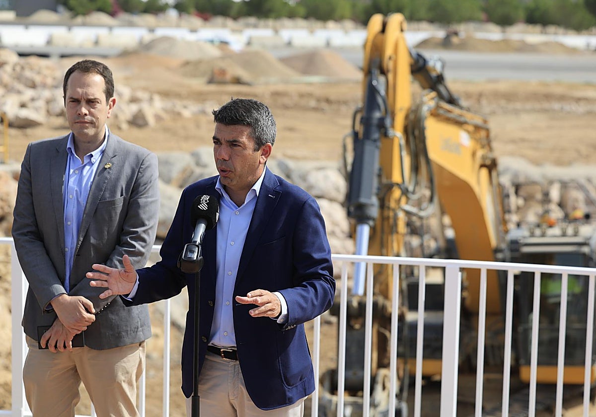 Imagen del presidente de la Generalitat, Carlos Mazón, durante la visita a las obras del Circuit Ricardo Tormo