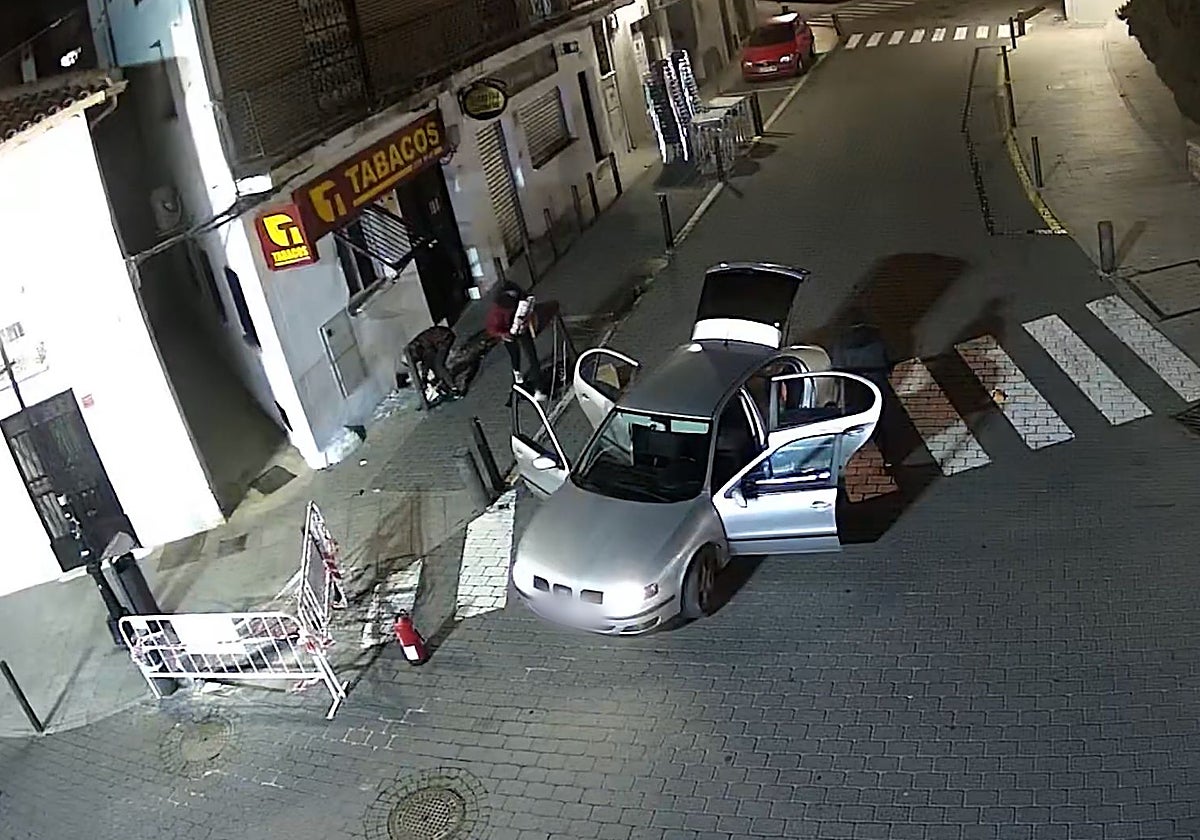 Las cámaras captaron el momento del robo en un estanco