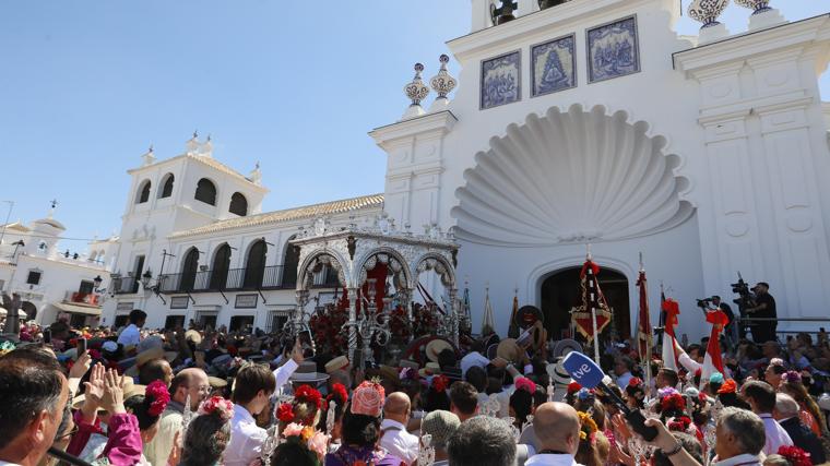 Presentación de la Hermandad de Villamanrique ante la Matriz de Almonte