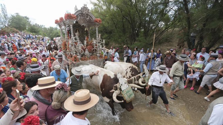 La Hermandad del Rocío de Sevilla cruzando el Vado de Quema