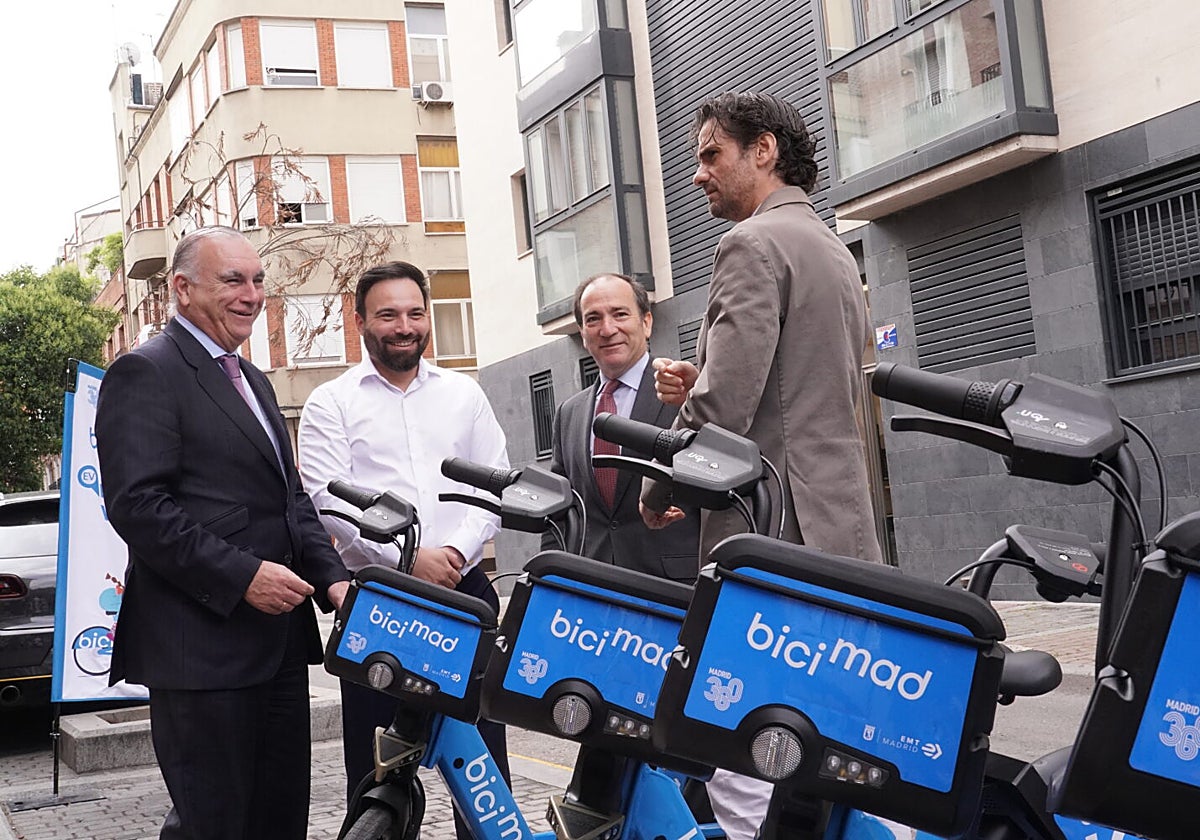 El delegado de Urbanismo, Medio Ambiente y Movilidad, Borja Carabante, junto con el concejal de Puente de Vallecas, Ángel Niño, en la inauguración de la primera estación virtual de Bicimad