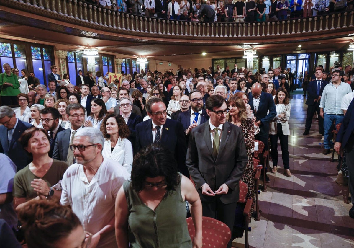 El presidente de la Generalitat de Cataluña, Salvador Illa (c), asiste al acto de entrega del 57 Premio de Honor de las Letras Catalanas concedido al filósofo, teólogo y traductor Pere Lluís Font, este lunes en el Palau de la Música de Barcelona