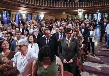 El presidente de la Generalitat de Cataluña, Salvador Illa (c), asiste al acto de entrega del 57 Premio de Honor de las Letras Catalanas concedido al filósofo, teólogo y traductor Pere Lluís Font, este lunes en el Palau de la Música de Barcelona
