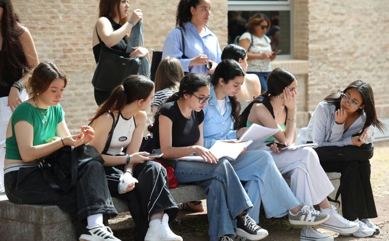 Imagen principal - Los diferentes campus universitarios de Castilla-La Mancha han acogido este martes los primeros exámenes para acceder a la universidad. Alumnos, algunos acompañados por sus padres, han pasado la primera jornada con los nervios y la incertidumbre de esta prueba