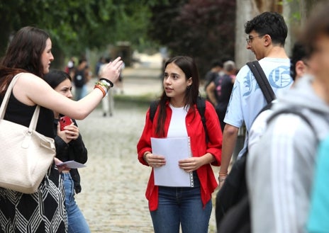 Imagen secundaria 1 - Los diferentes campus universitarios de Castilla-La Mancha han acogido este martes los primeros exámenes para acceder a la universidad. Alumnos, algunos acompañados por sus padres, han pasado la primera jornada con los nervios y la incertidumbre de esta prueba