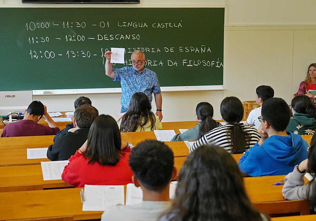 Alumnos durante el primer día de selectividad en Galicia