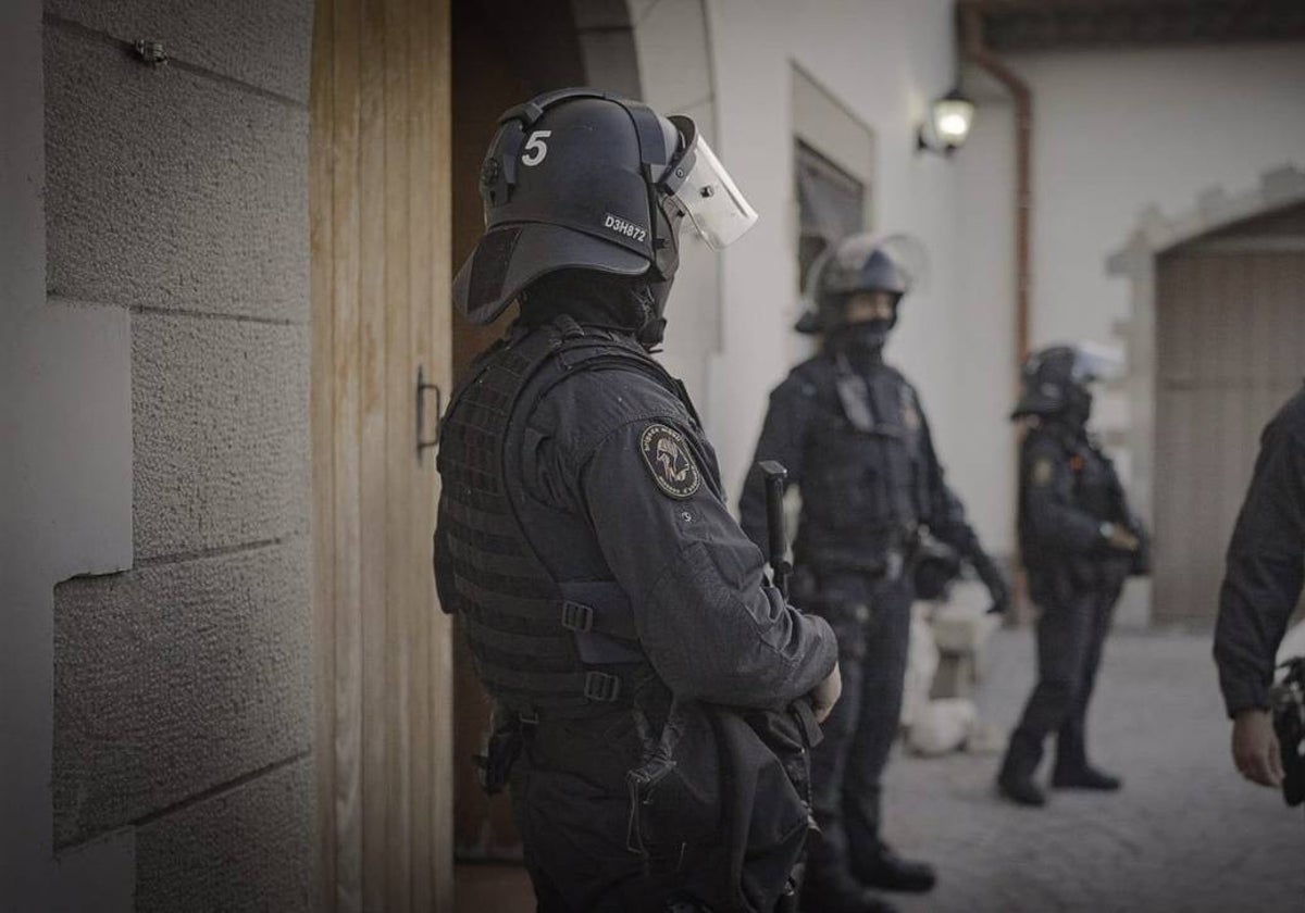 Agentes desplegados contra el tráfico de drogas y armas en Cataluña, este martes