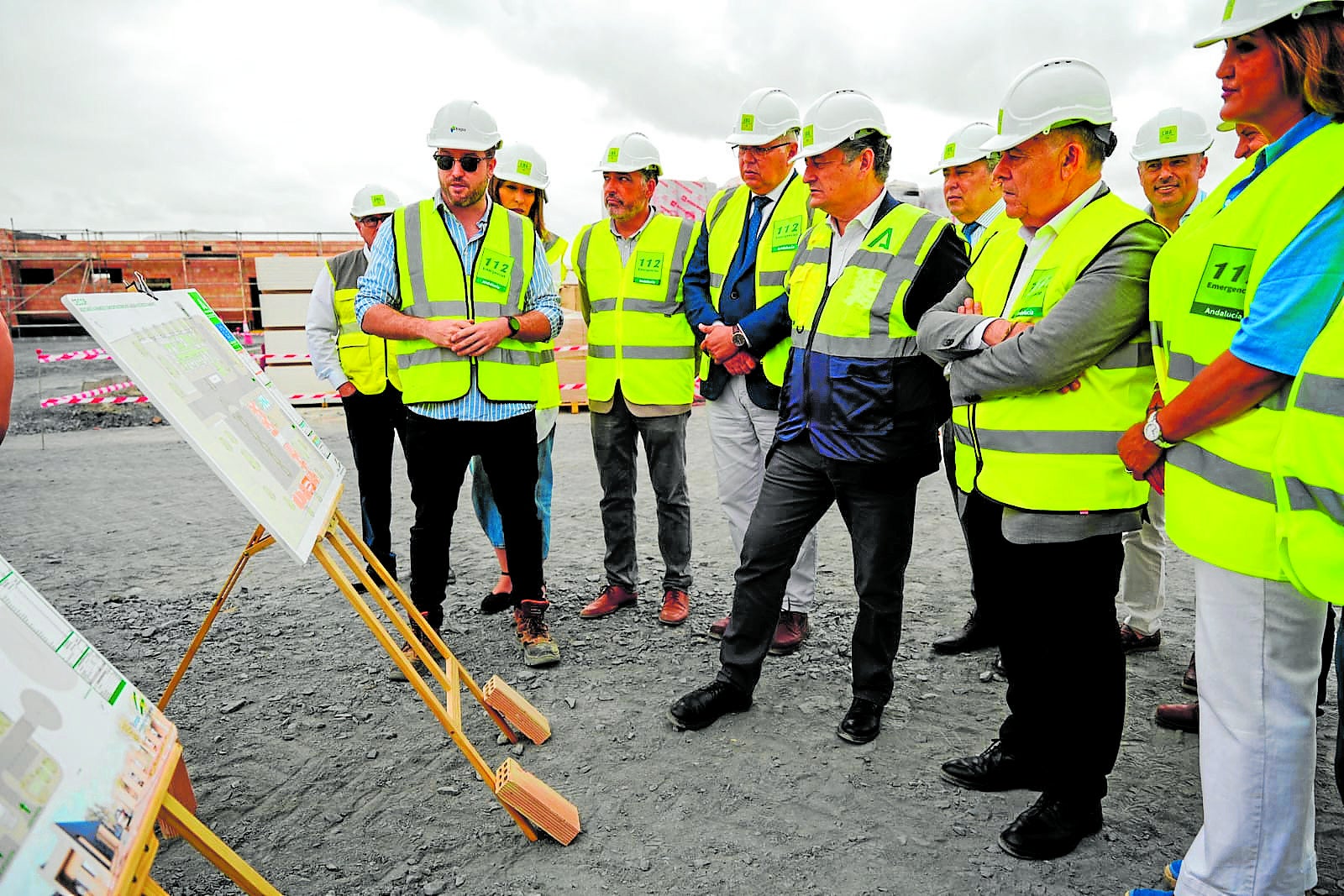 Antonio Sanz durante la visita a las obras del Cecop de El Rocío