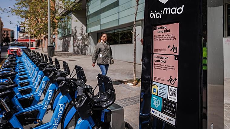 Estación del servicio Bicimad de calle Hernani, Nuevos Ministerios.