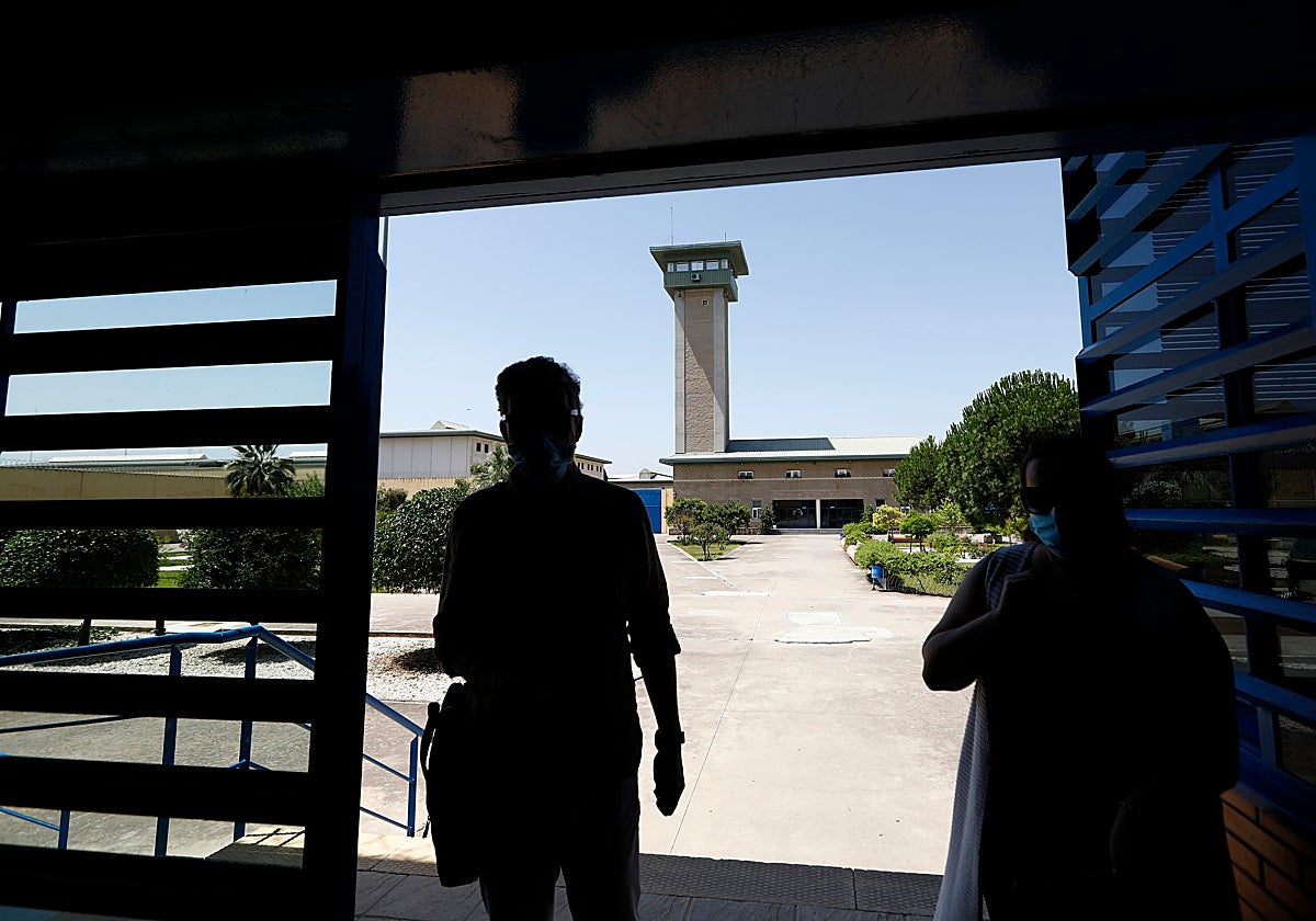 Dos personas en el acceso a la prisión de Alcolea