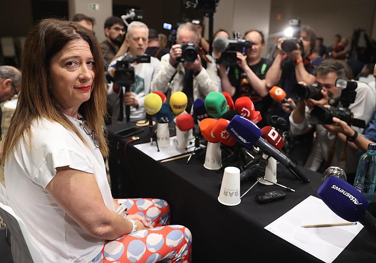 Leire Díez, antes de dirigirse a los medios