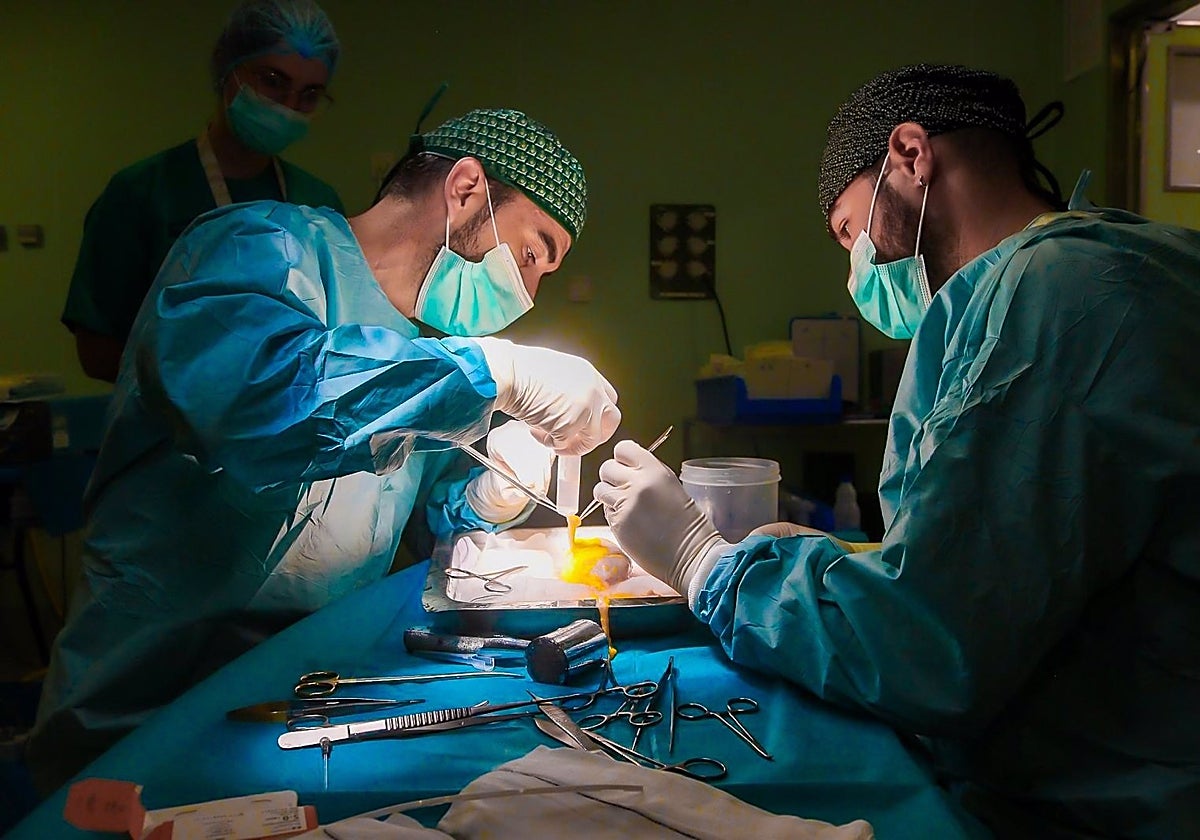 Dos médicos durante una intervención quirúrgica