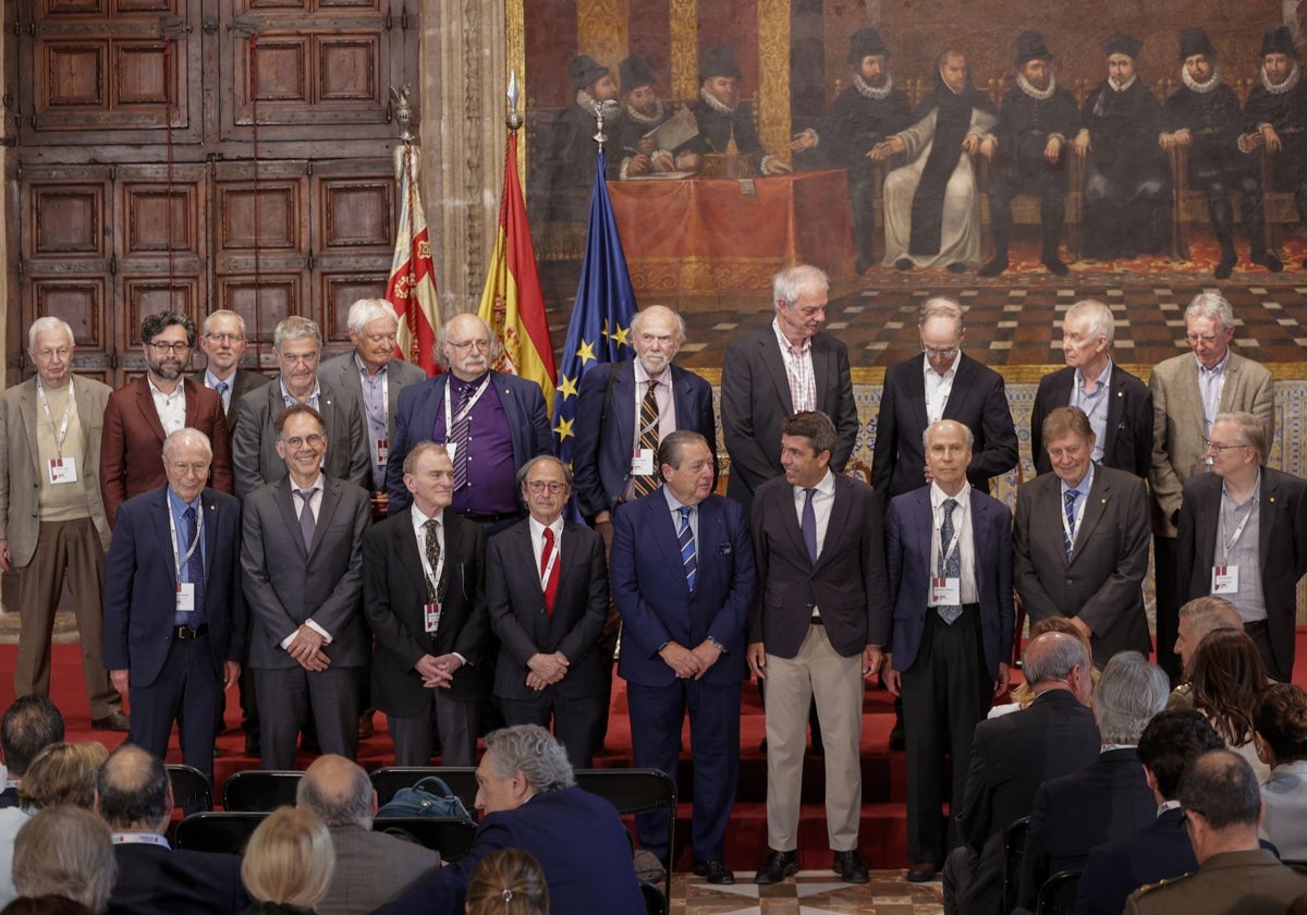 Imagen del president de la Generalitat, Carlos Mazón, el presidente ejecutivo de la Fundación Valenciana Premios Rei Jaume I, Javier Quesada, y el presidente de la Fundación Valenciana Premio Rei Jaume I, Vicente Boluda, posando este martes con los Premios Nobel del jurado