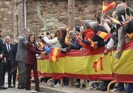 Los Reyes, a su llegada a Brañosera, en Palencia, el primer municipio de España