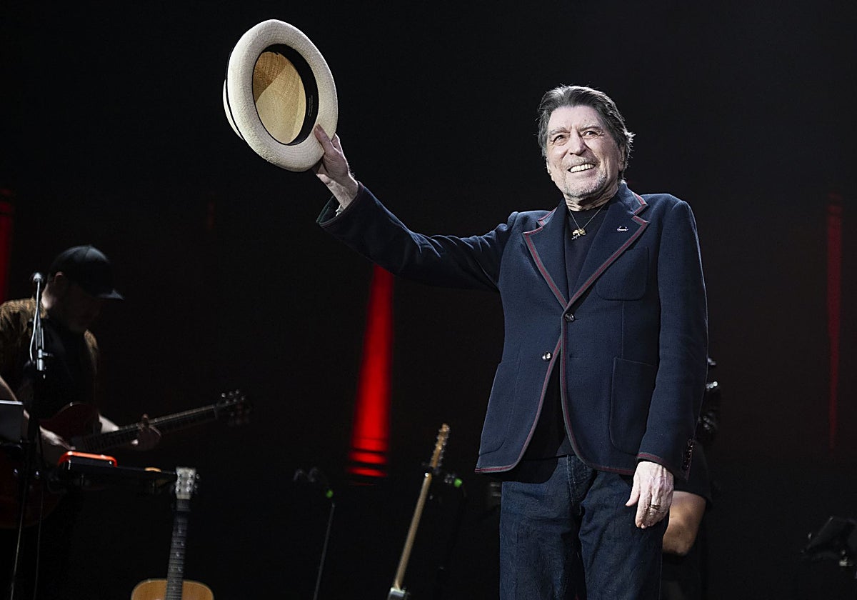 Joaquín Sabina saluda al público de Madrid al empezar el concierto