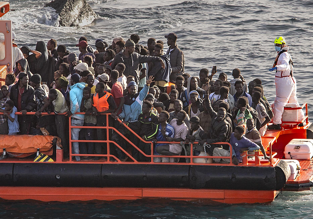 Una lancha de Salvamento Marítimo tras el rescate de un cayuco a su llegada al Puerto de la Restinga, a 30 de noviembre de 2024, en El Hierro