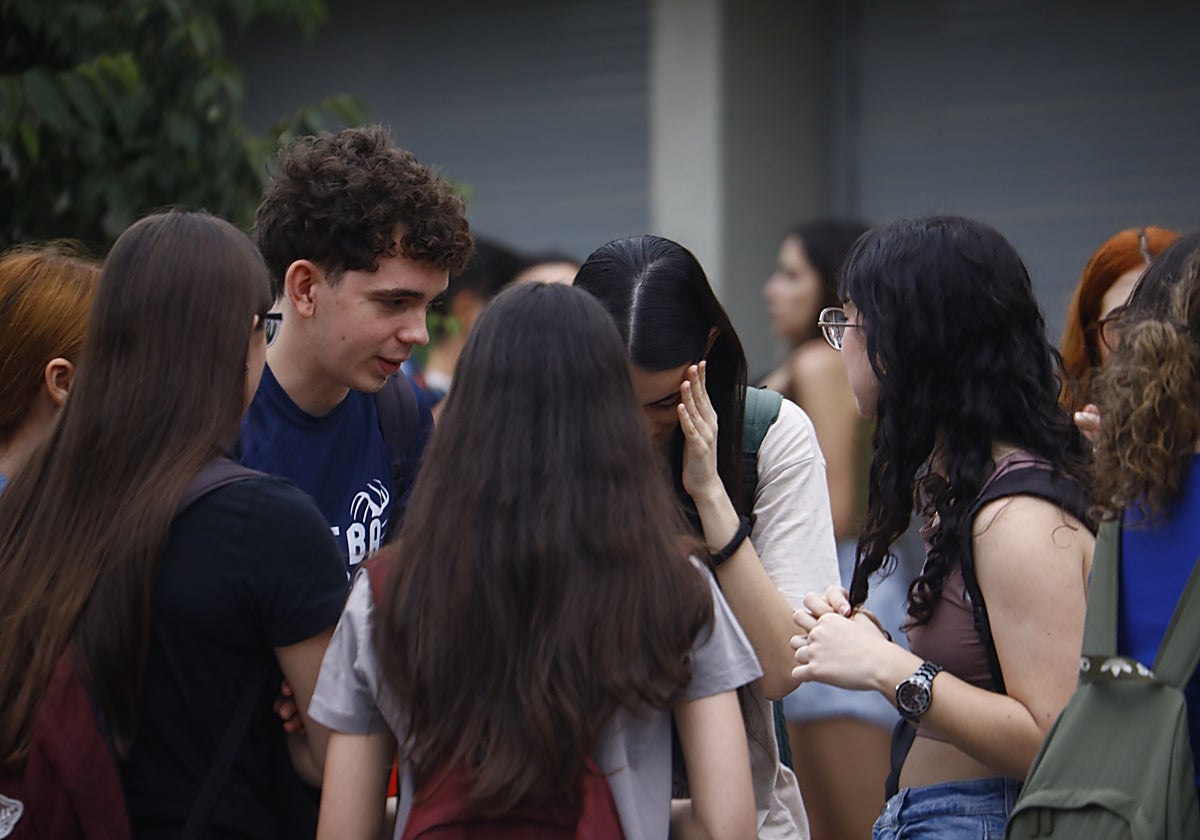 Un grupo de estudiantes cordobeses conversa minutos antes de acceder a la sala de exámenes en Medicina
