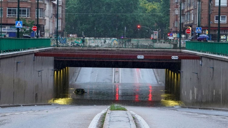 Una gran tromba de agua inunda túneles, calles y garajes en Valladolid