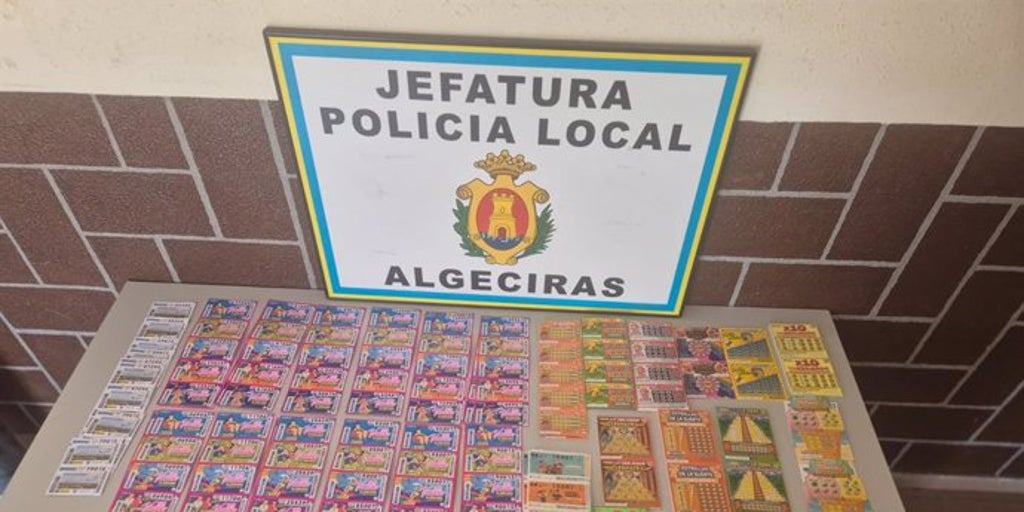 La policía local recupera los cupones de la once perdidos en la calle por un vendedor en algeciras