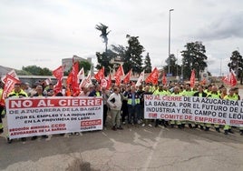 Unas 500 personas defienden a las puertas de la Azucarera de La Bañeza (León) el futuro de planta y empleos