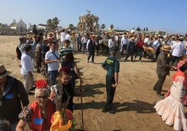La hermandad del Rocío de Sanlúcar vive su día grande con el embarque en Bajo de Guía