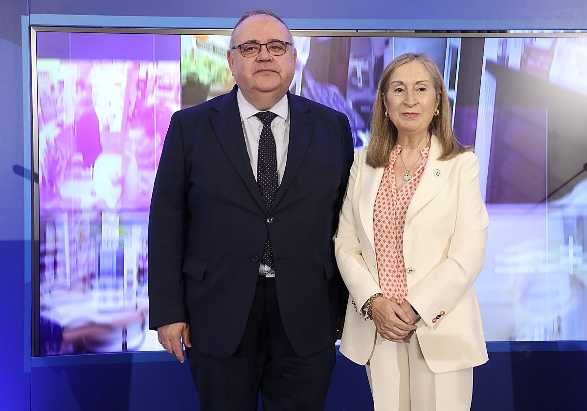 El consejero de Sanidad, Alejandro Vázquez, participa en el Foro Salud acompañado por la exministra de Sanidad y Consumo Ana Pastor