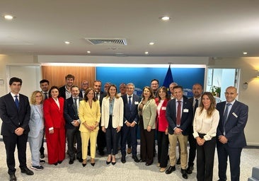 La delegación del PP de Málaga con la presidenta del Parlamento Europeo Roberta Metsola
