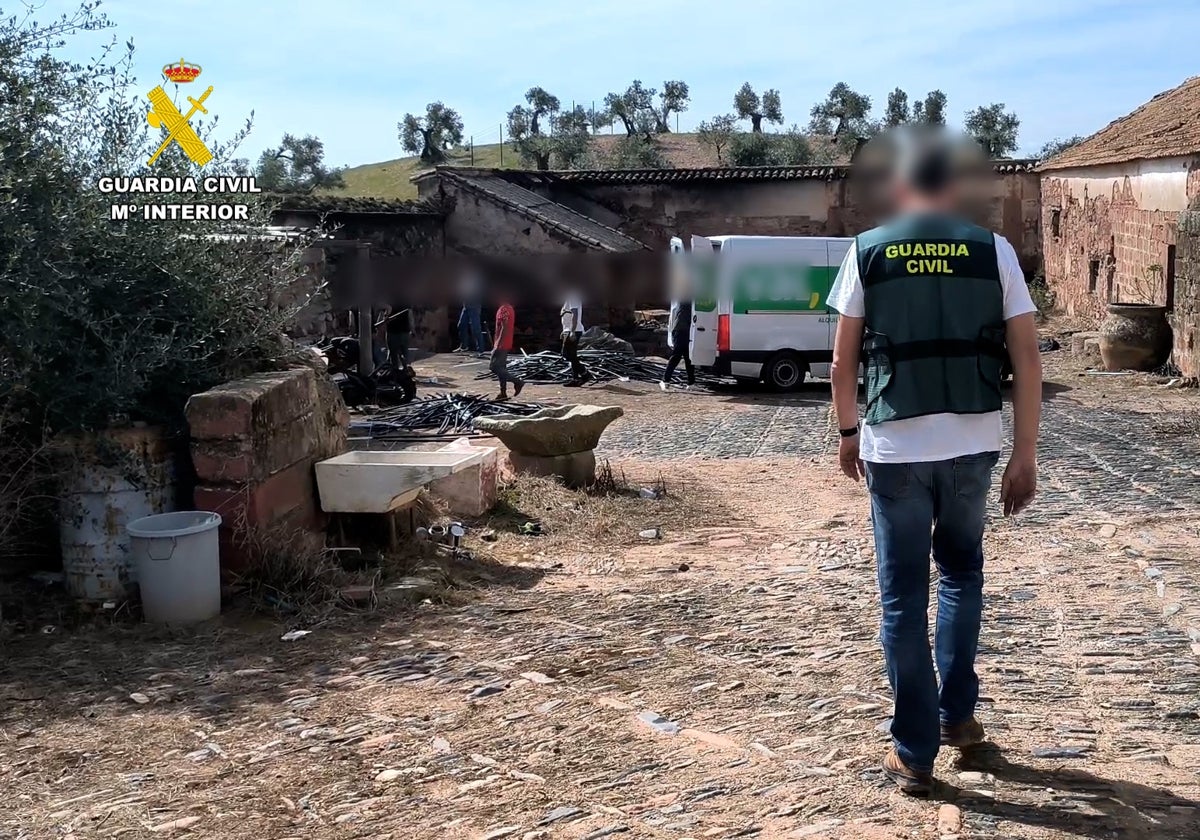 Un agente de la Guardia Civil en un registro de un inmueble en la provincia de Córdoba