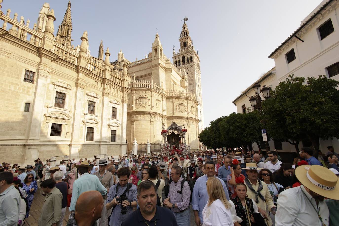 Salida de la Hermandad del Rocío de Sevilla en su peregrinación a la Aldea del Rocío