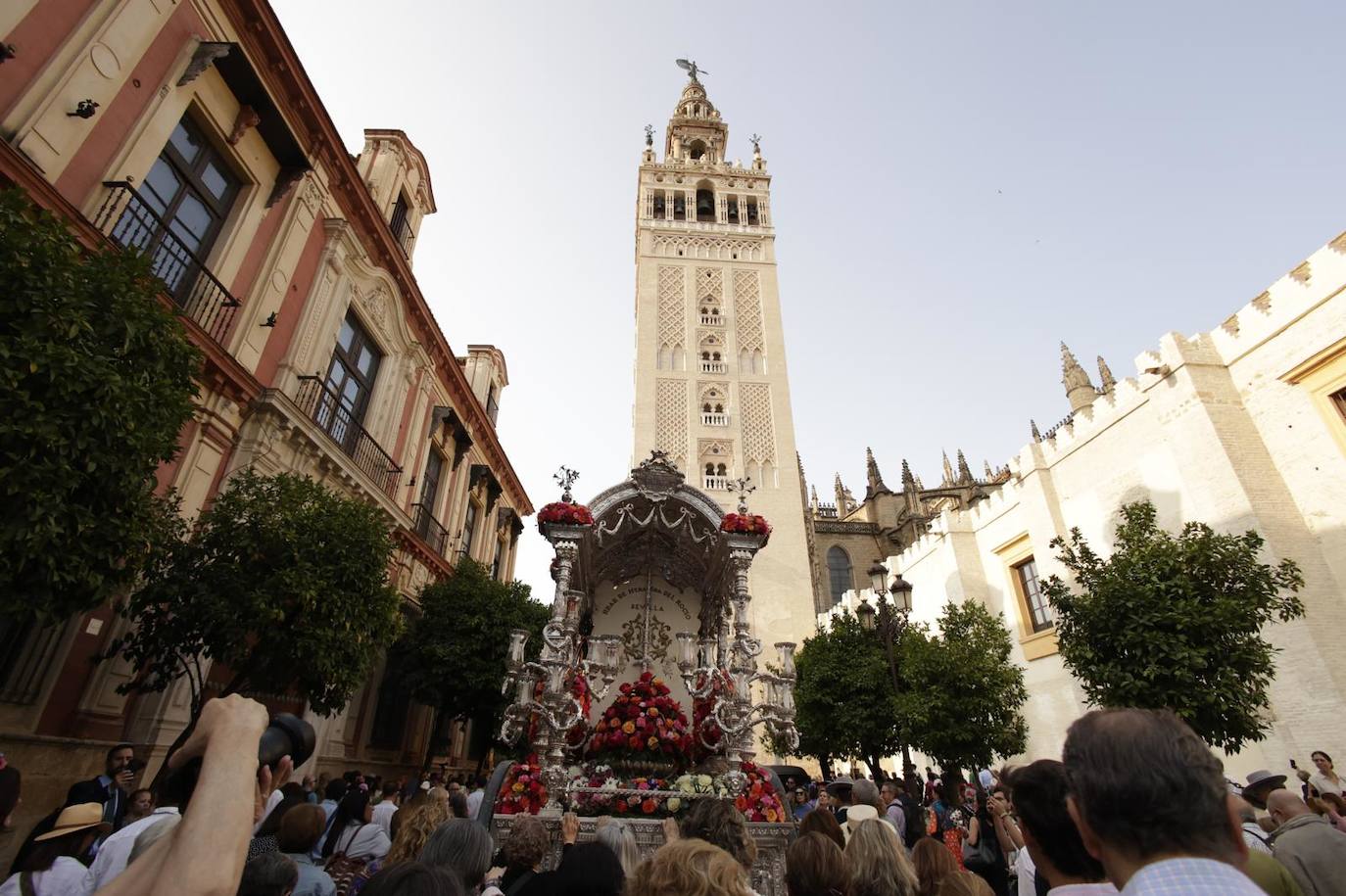 Salida de la Hermandad del Rocío de Sevilla en su peregrinación a la Aldea del Rocío