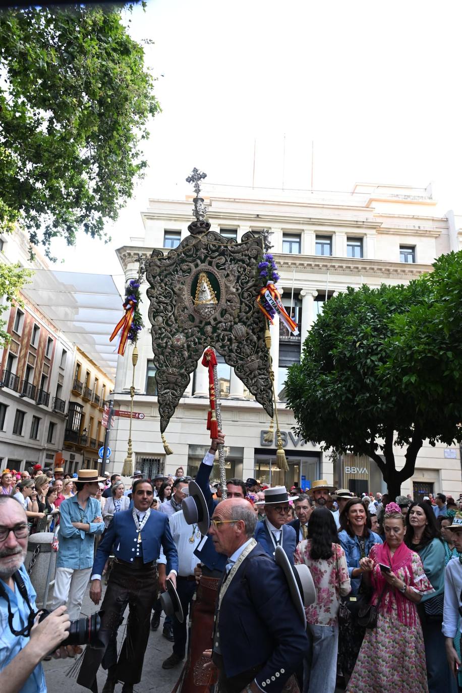 El Simpecado de la hermandad es llevado desde la plaza del Salvador hacia el Ayuntamiento
