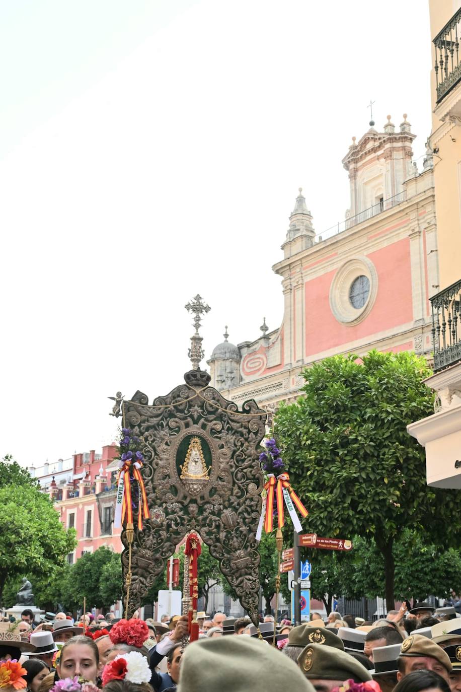 El Simpecado de la hermandad es llevado desde la plaza del Salvador hacia el Ayuntamiento