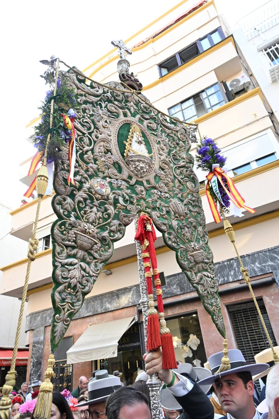 El Simpecado de la hermandad es llevado desde la plaza del Salvador hacia el Ayuntamiento