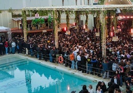 Así es la discoteca al aire libre de Madrid que Netflix utilizó para simular Ibiza: un oasis tropical con piscina que salió en 'Élite'