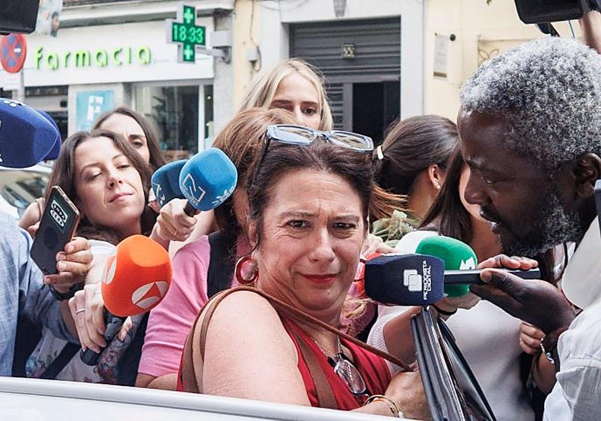 Leire Díez intenta meterse en un taxi a su salida de Ferraz