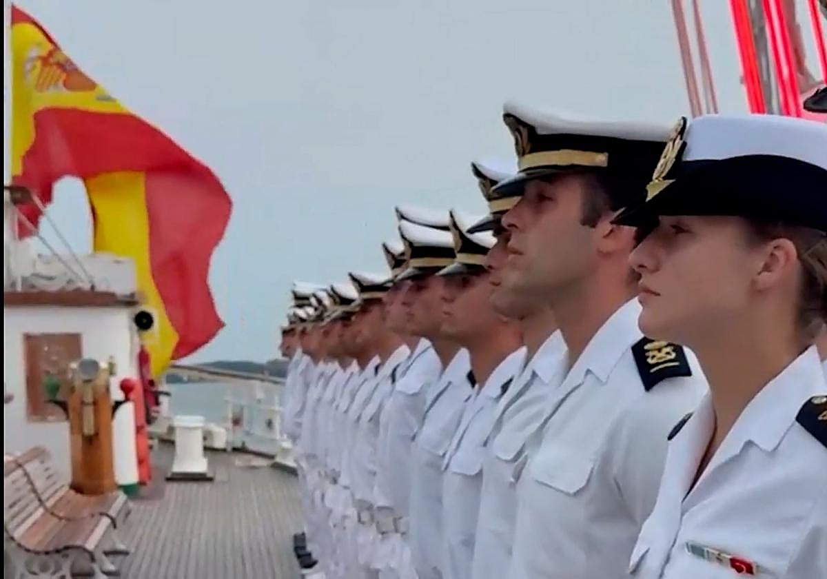La Princesa Leonor, en una imagen de vídeo, forma junto al resto de los guardamarinas del Elcano