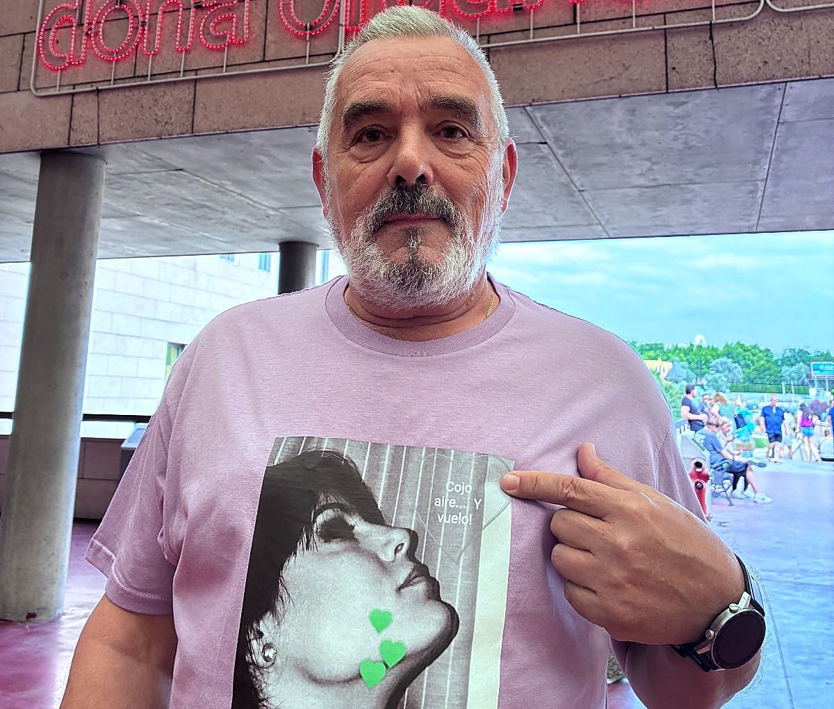 Eugenio Aroca muestra la imagen de su hija María Jesús en una camiseta