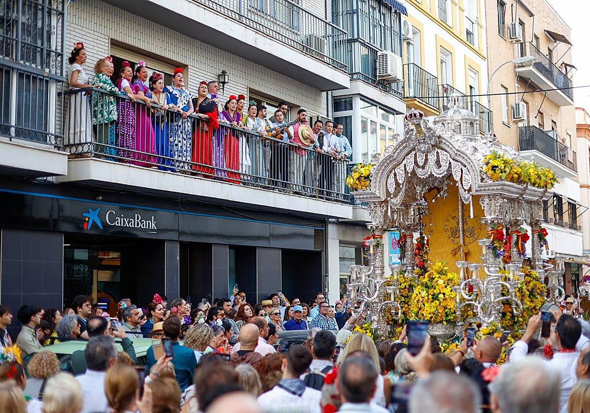 Primeros compases de la peregrinación de la Hermandad del Rocío de la Macarena