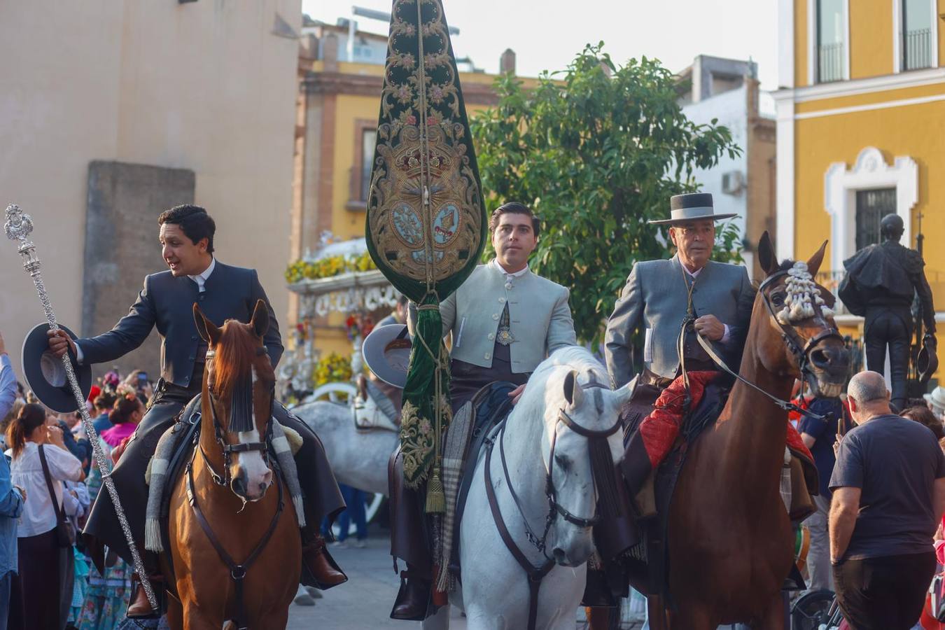 Primeros compases de la peregrinación de la Hermandad del Rocío de la Macarena